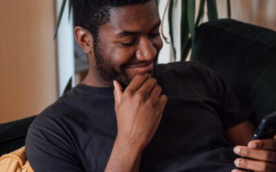Comparatif des influenceurs love et séduction : qui suivre pour de bons conseils ?